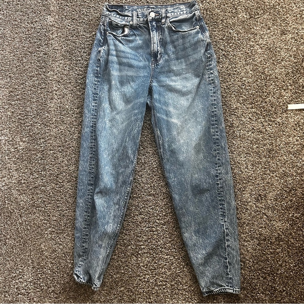 AE Mom Jeans Size 2 Long Acid Wash High Rise
